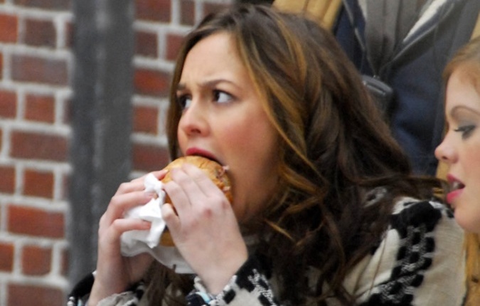 leighton-meester-chows-down-during-breaks-gossip-girl-main leighton-meester-chows-down-during-breaks-gossip-girl-main