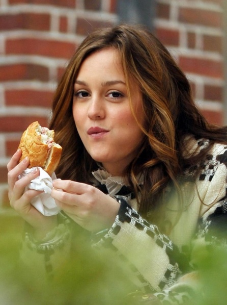 leighton-meester-chows-down-during-breaks-gossip-girl-page-view-img-4 leighton-meester-chows-down-during-breaks-gossip-girl-page-view-img-4